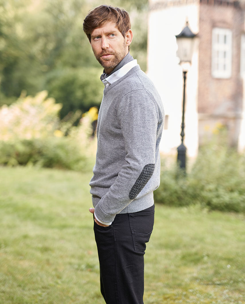 Herren Strickpullover "Jack" in cloud grey mit Harris Tweed Applikationen