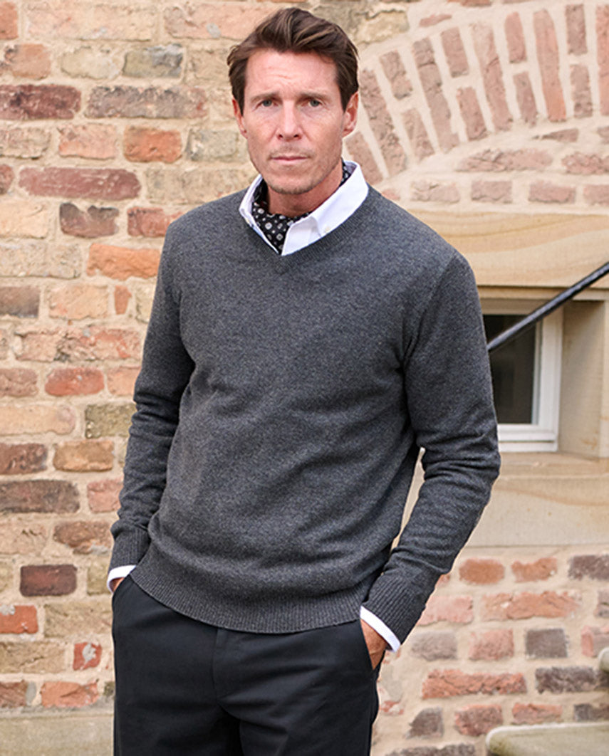 Herren Strickpullover "Jack" in charcoal mit Harris Tweed Applikationen
