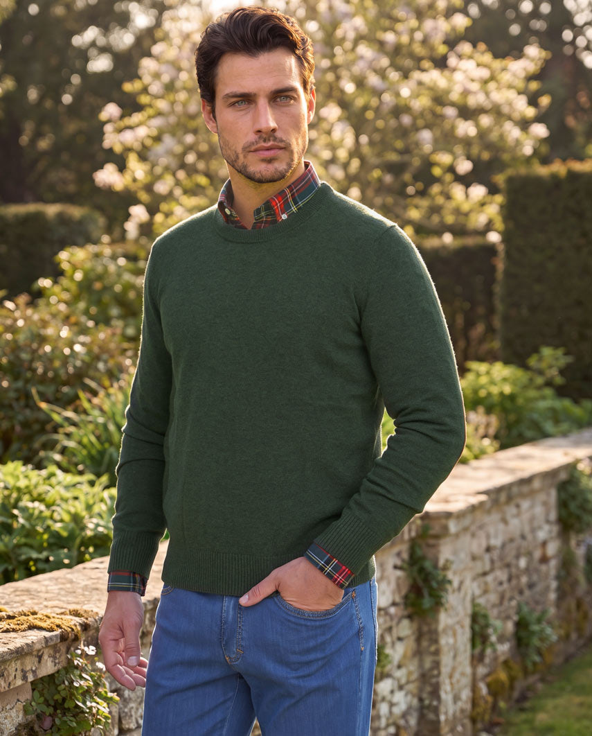 Merino-Lambswool Herrenpullover „Jordan“ in forrest green – mit Harris-Tweed-Details