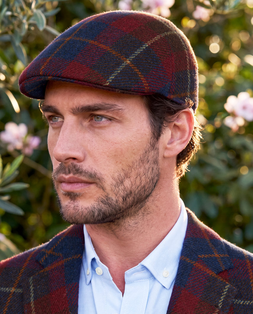 Schiebermütze "Henry Cap" aus original Harris Tweed in berry check