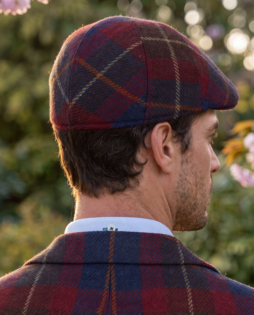 Schiebermütze "Henry Cap" aus original Harris Tweed in berry check