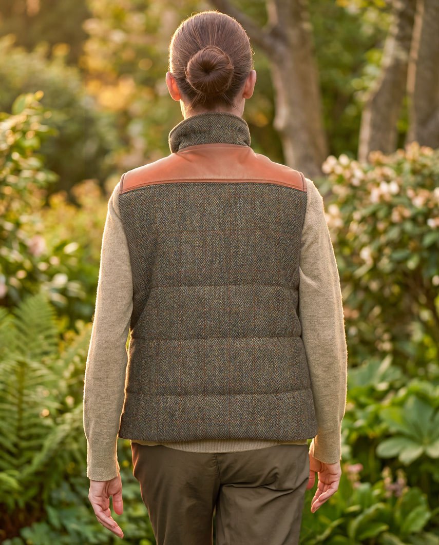 Damen-Steppweste „Lisa“ aus Harris Tweed mit Nappalederbesatz | Evergreen - Wellington of Bilmore