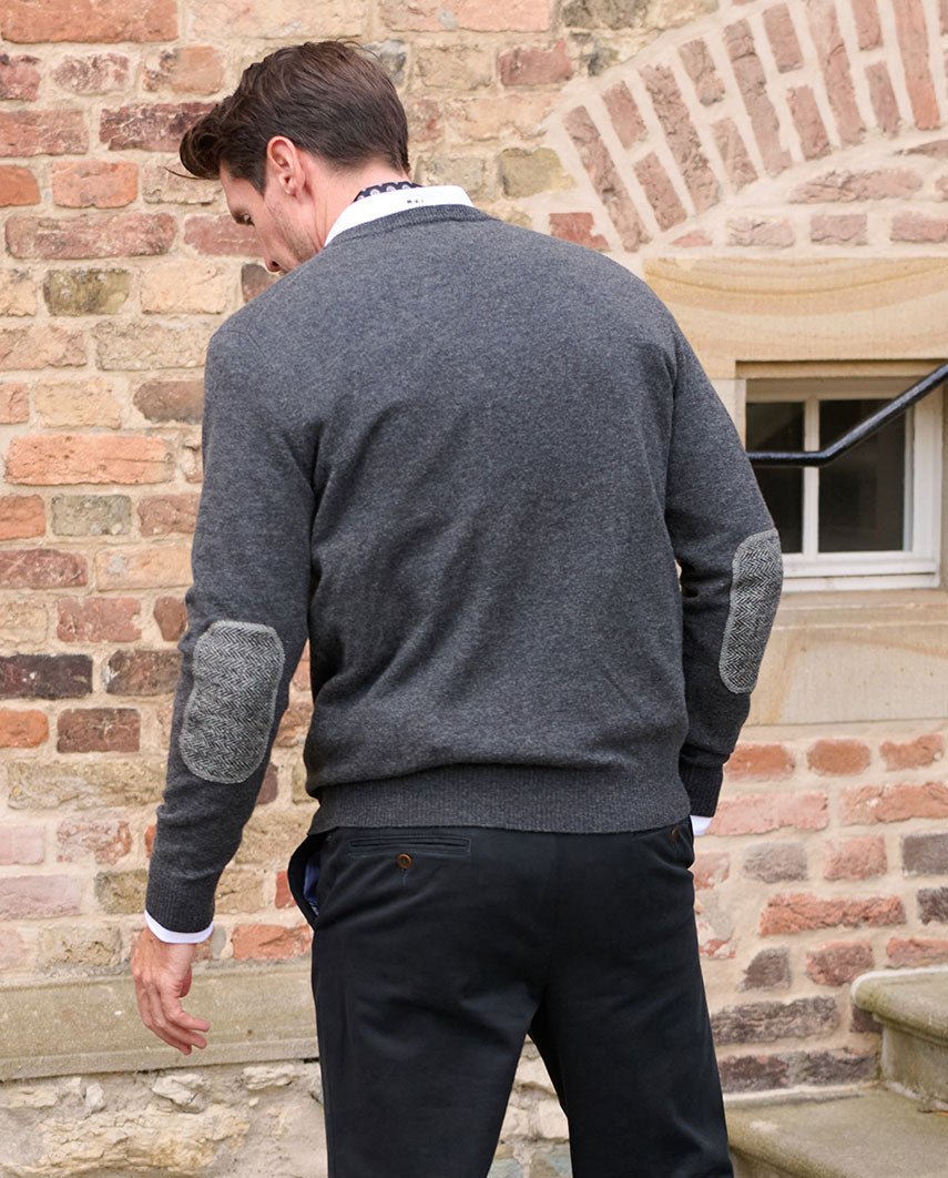 Herren Strickpullover "Jack" in charcoal mit Harris Tweed Applikationen - Wellington of Bilmore