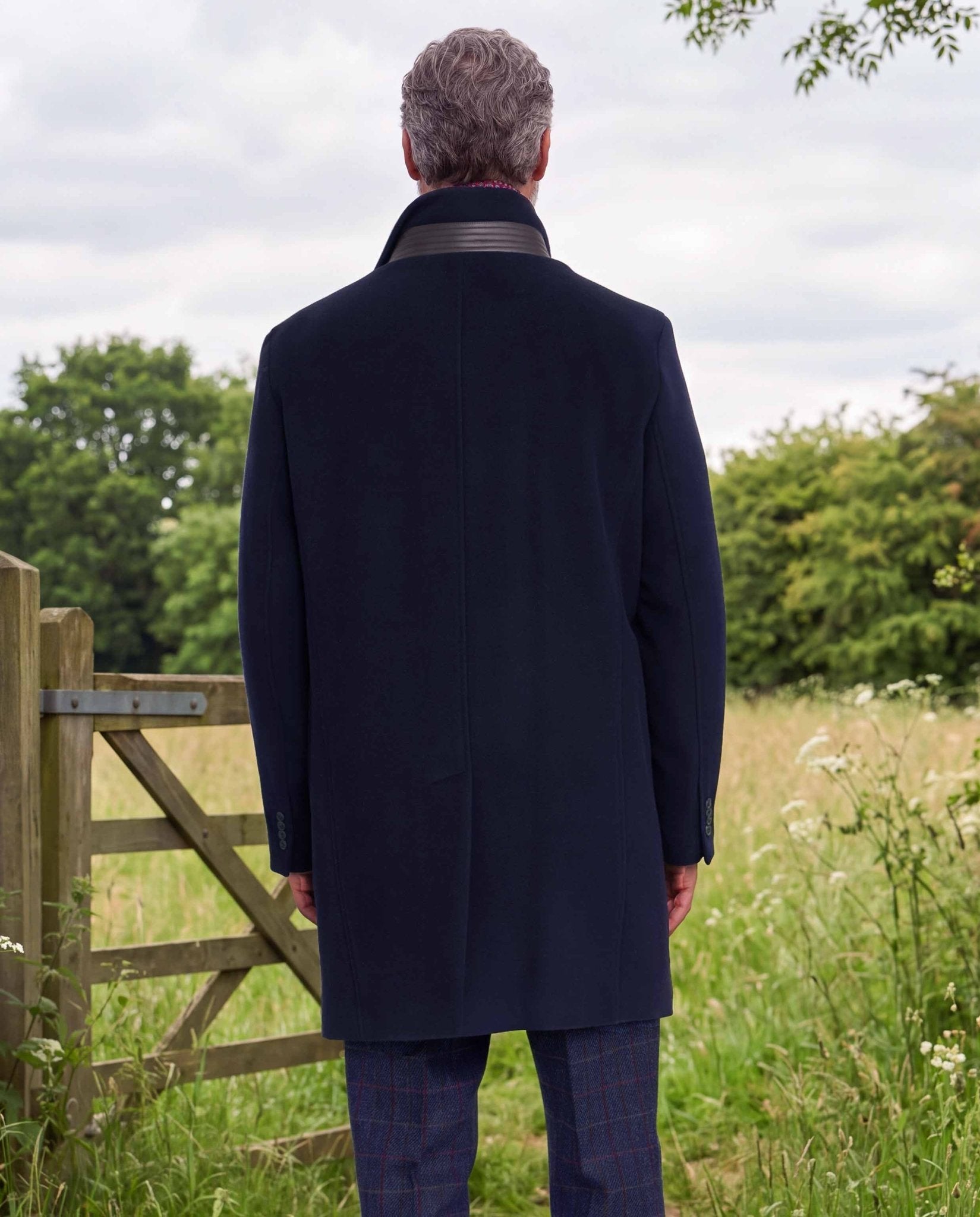 Herrenmantel ''Lucas'' mit Westeneinsatz in navy aus Woll-Kaschmirmix - Wellington of Bilmore