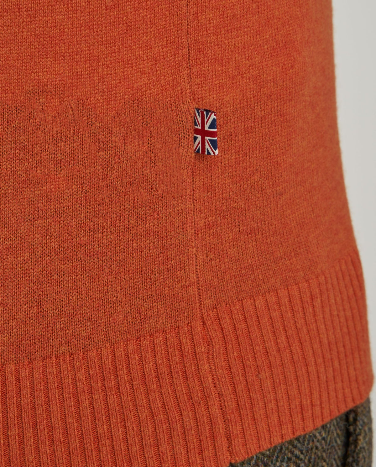 Merino-Lambswool Herrenpullover „Jordan“ in burned orange – mit Harris-Tweed-Details - Wellington of Bilmore