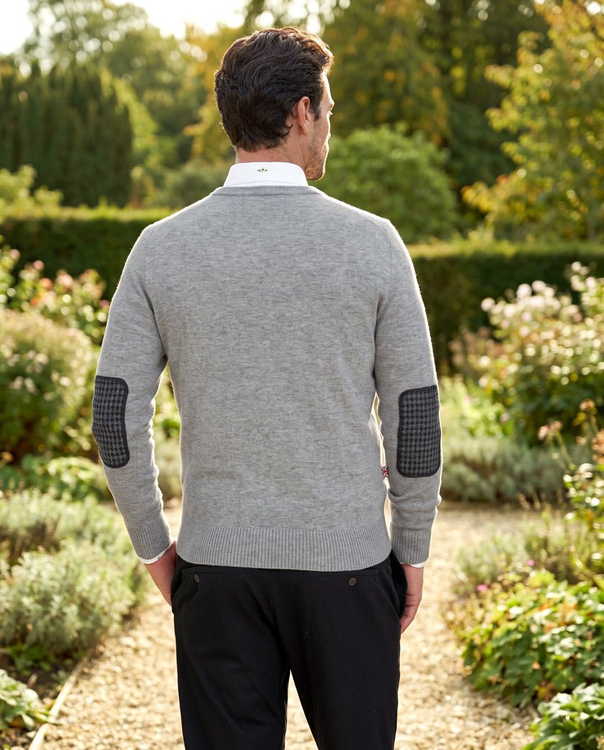 Merino-Lambswool Herrenpullover „Jordan“ in cloud grey – mit Harris-Tweed-Details - Wellington of Bilmore