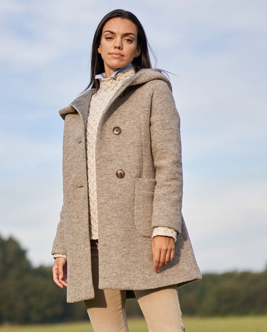 Walkmantel '' Sally'' mit Kapuze in taupe - Wellington of Bilmore