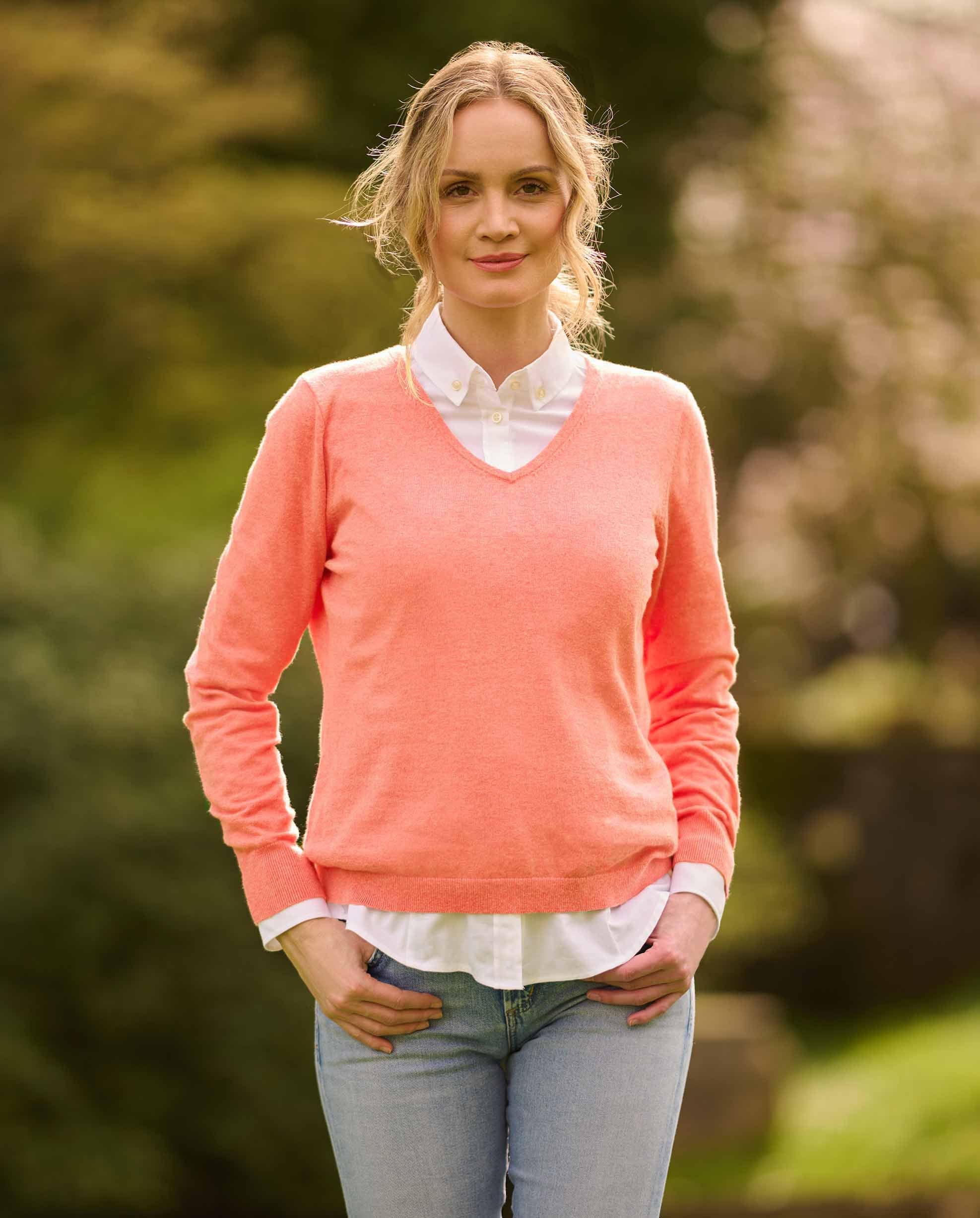 Damen Strickpullover ”Jane” mit V-Ausschnitt in koralle