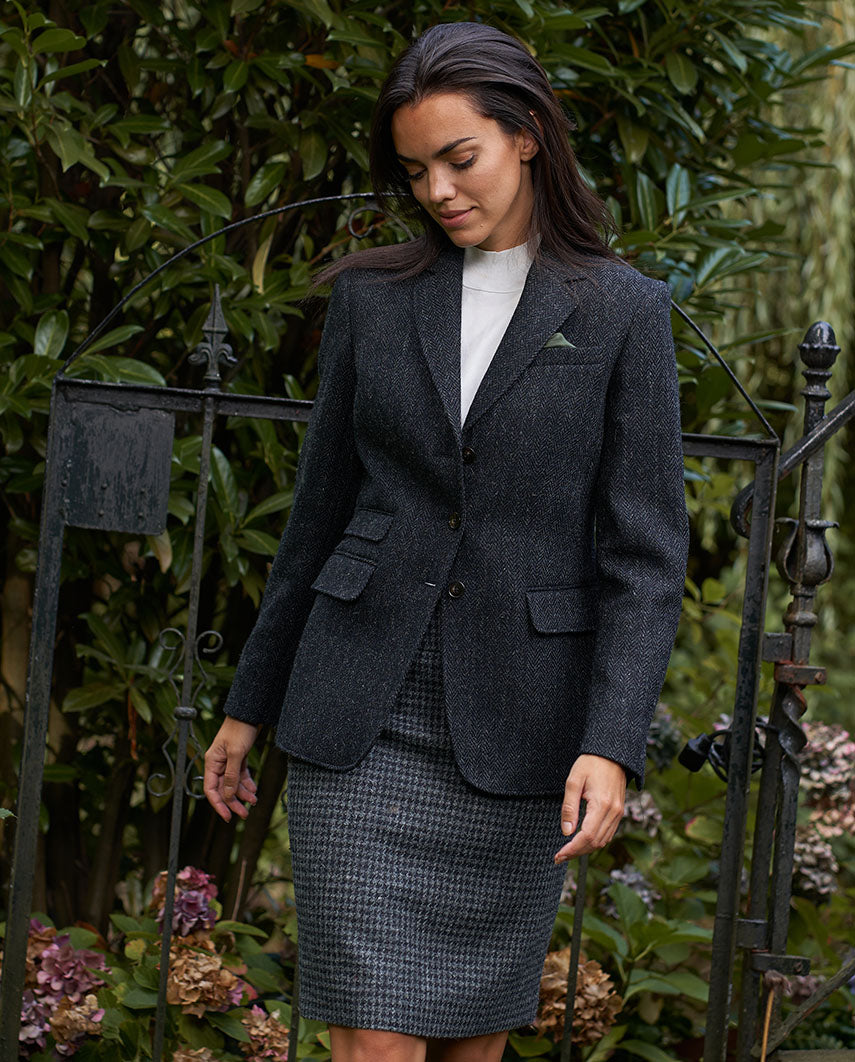 Carola - femininer Tweed Blazer in charcoal