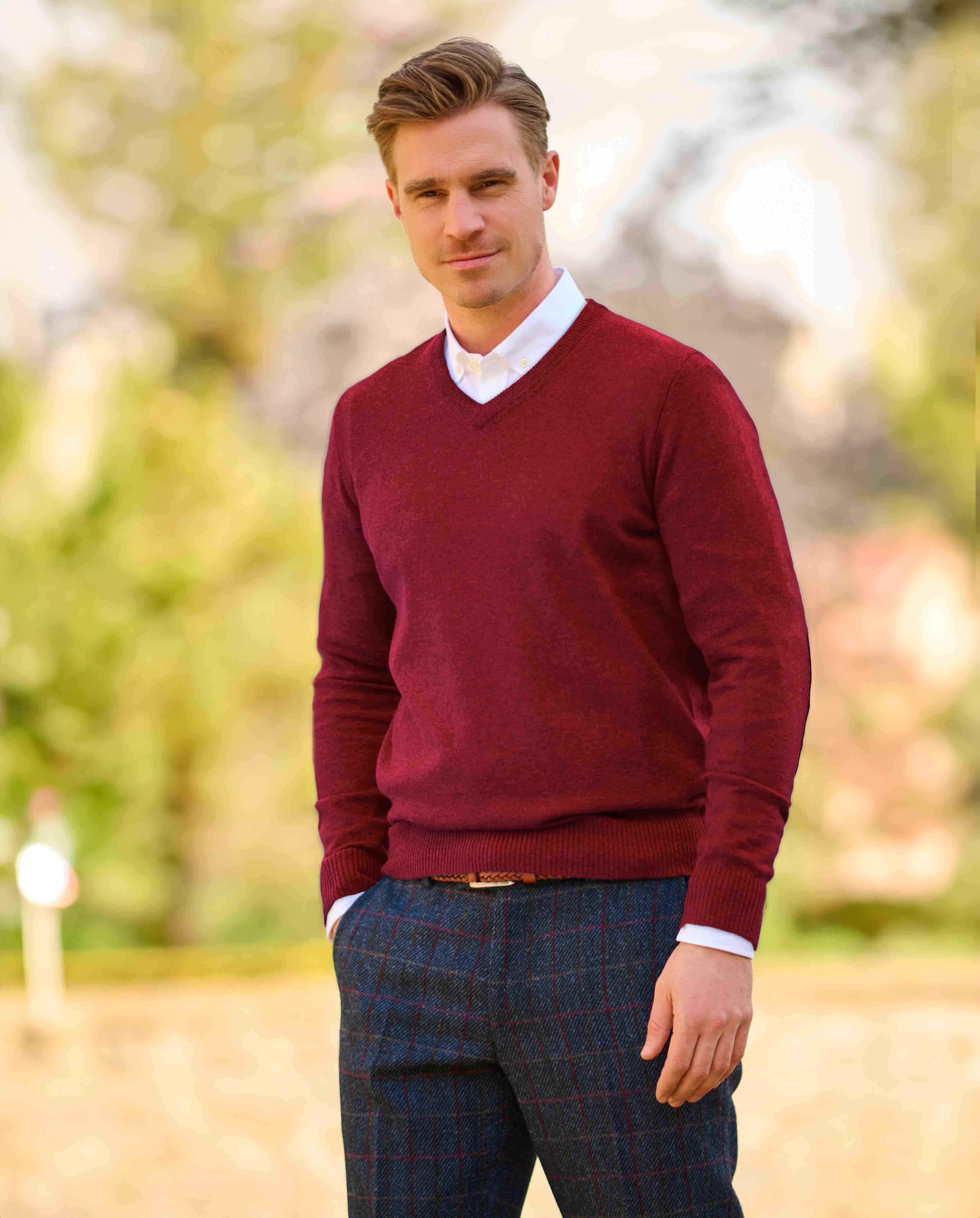 Herren Strickpullover ''Jack'' in red dahlia mit Harris Tweed Applikationen