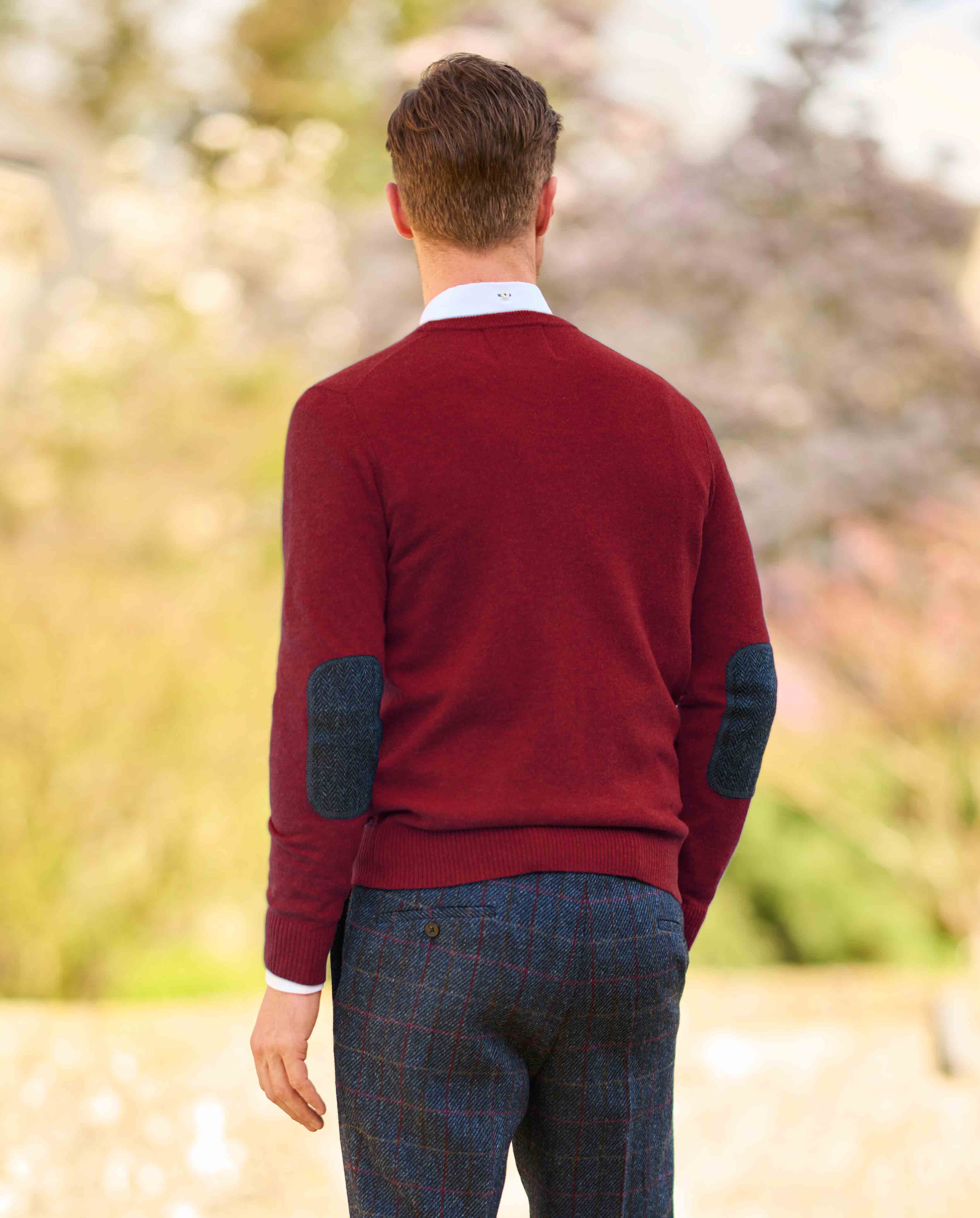 Herren Strickpullover ''Jack'' in red dahlia mit Harris Tweed Applikationen