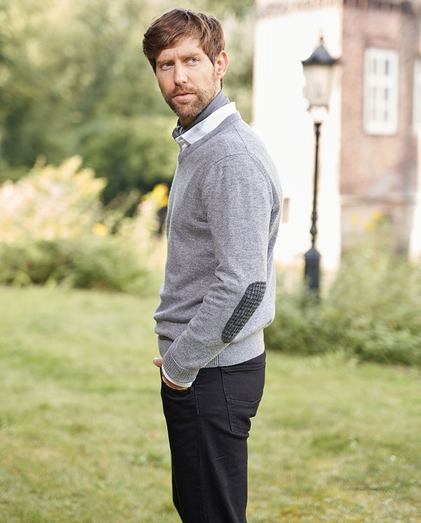 Herren Strickpullover "Jack" in cloud grey mit Harris Tweed Applikationen