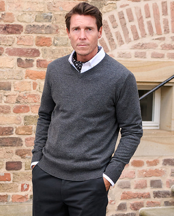 Herren Strickpullover "Jack" in charcoal mit Harris Tweed Applikationen