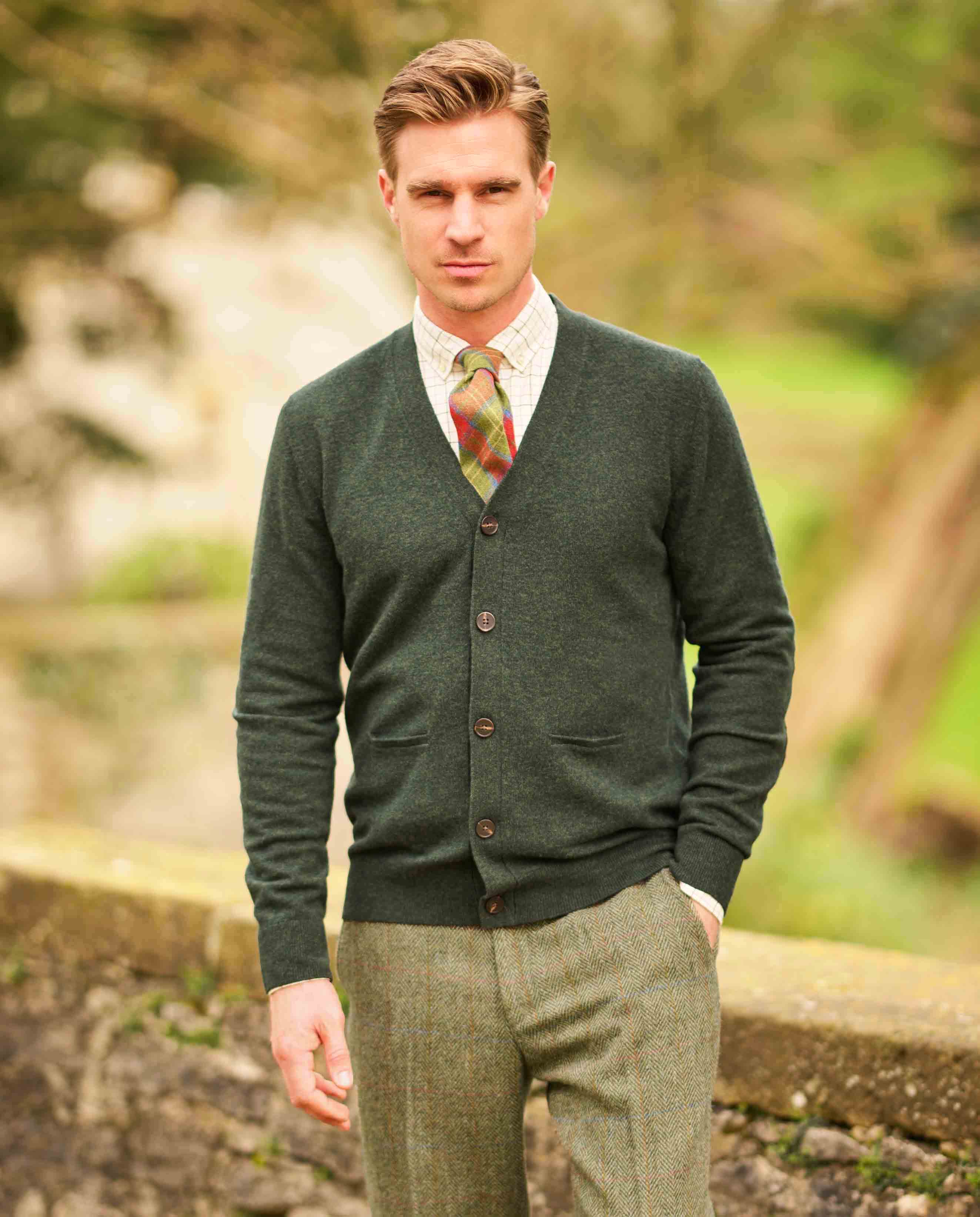 Grüner Herren Cardigan aus Merino Wolle mit Harris Tweed Ärmelpatches