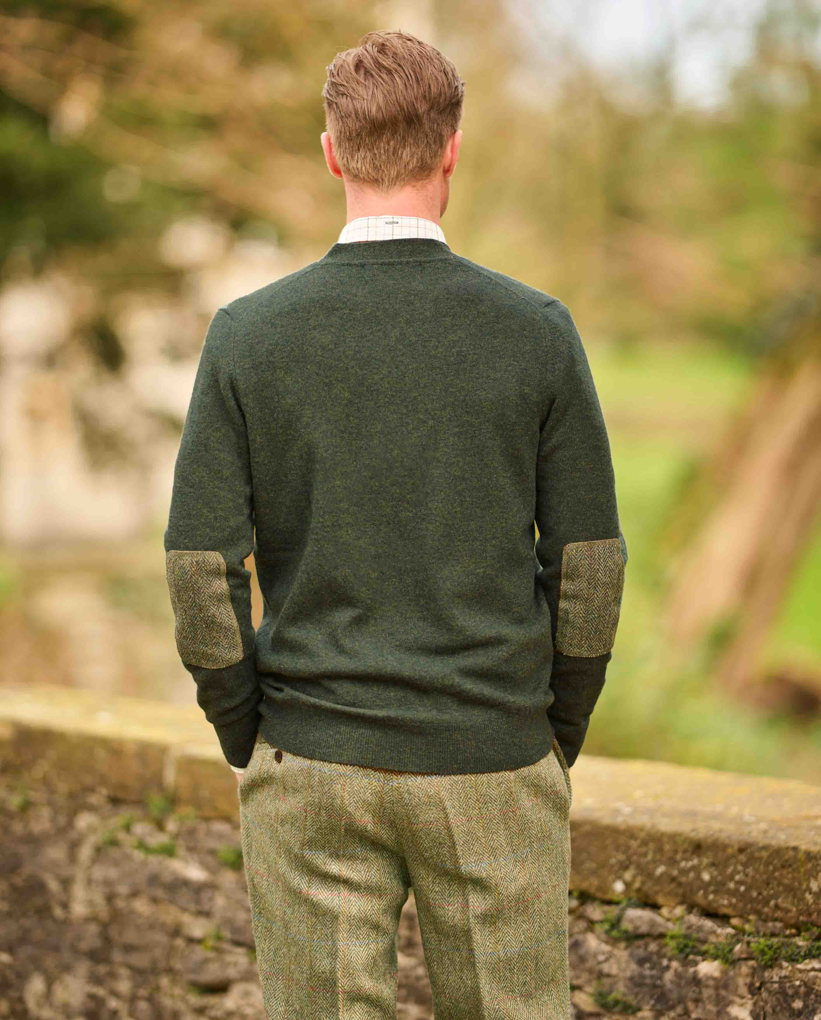 Grüner Herren Cardigan aus Merino Wolle mit Harris Tweed Ärmelpatches