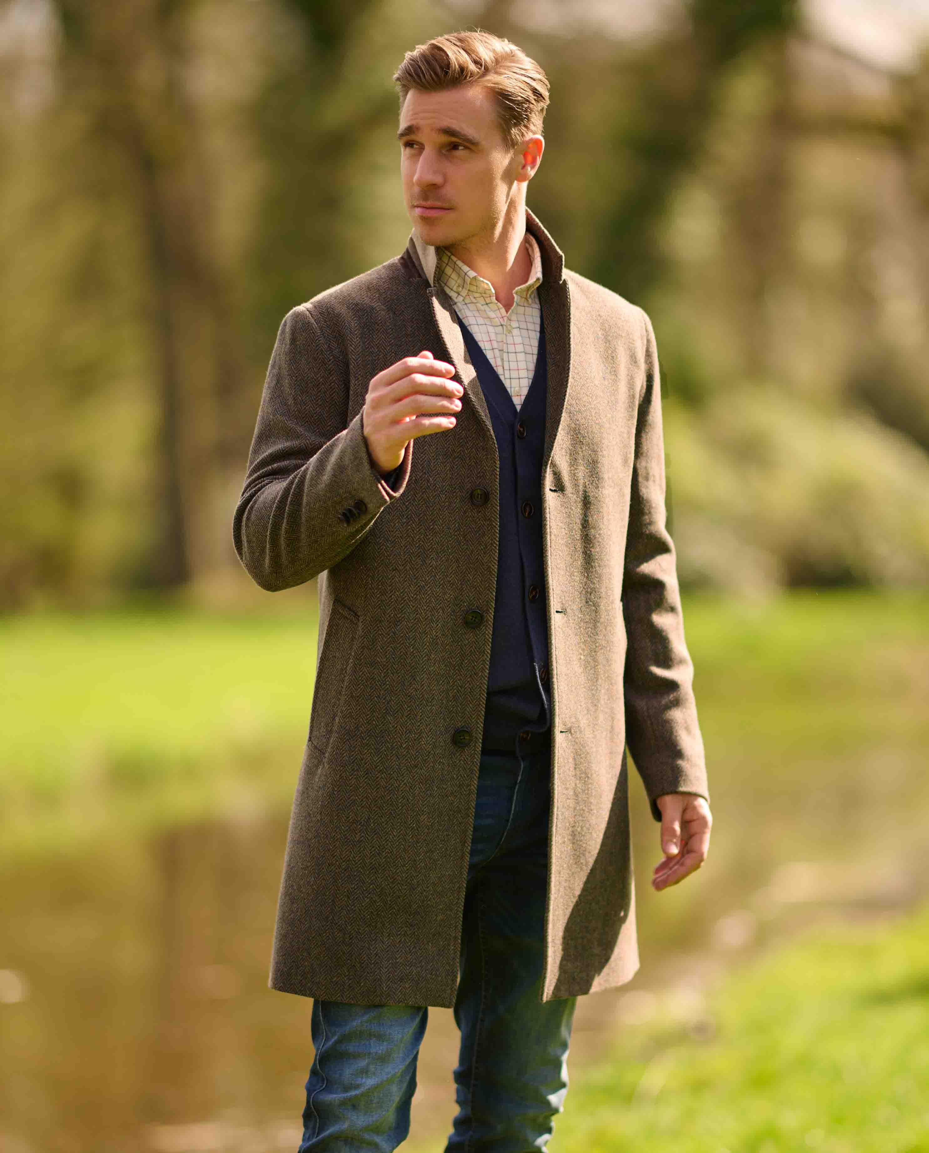 Classic tweed men's coat in herringbone