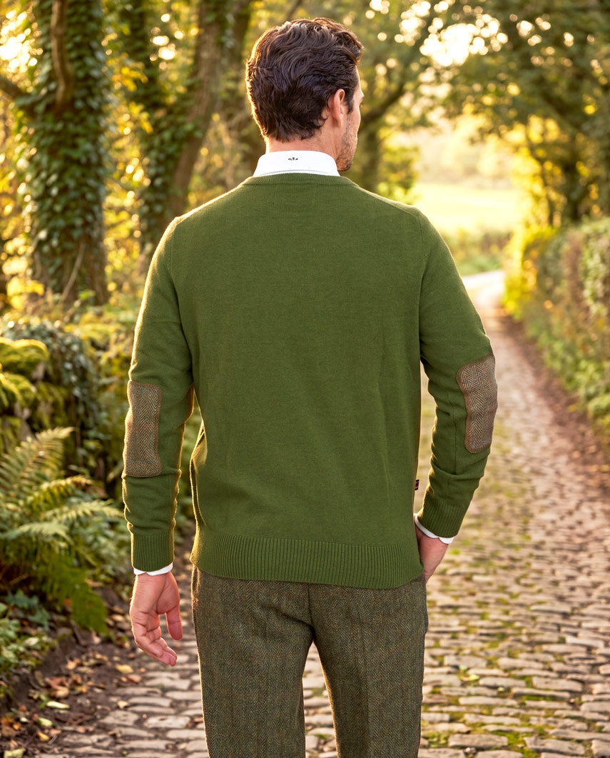 Merino-Lambswool Herrenpullover „Jordan“ in racing green – mit Harris-Tweed-Details