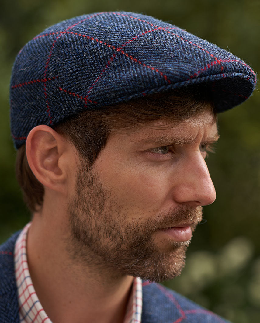 Henry Cap – blaue Harris Tweed Mütze mit rotem Karo