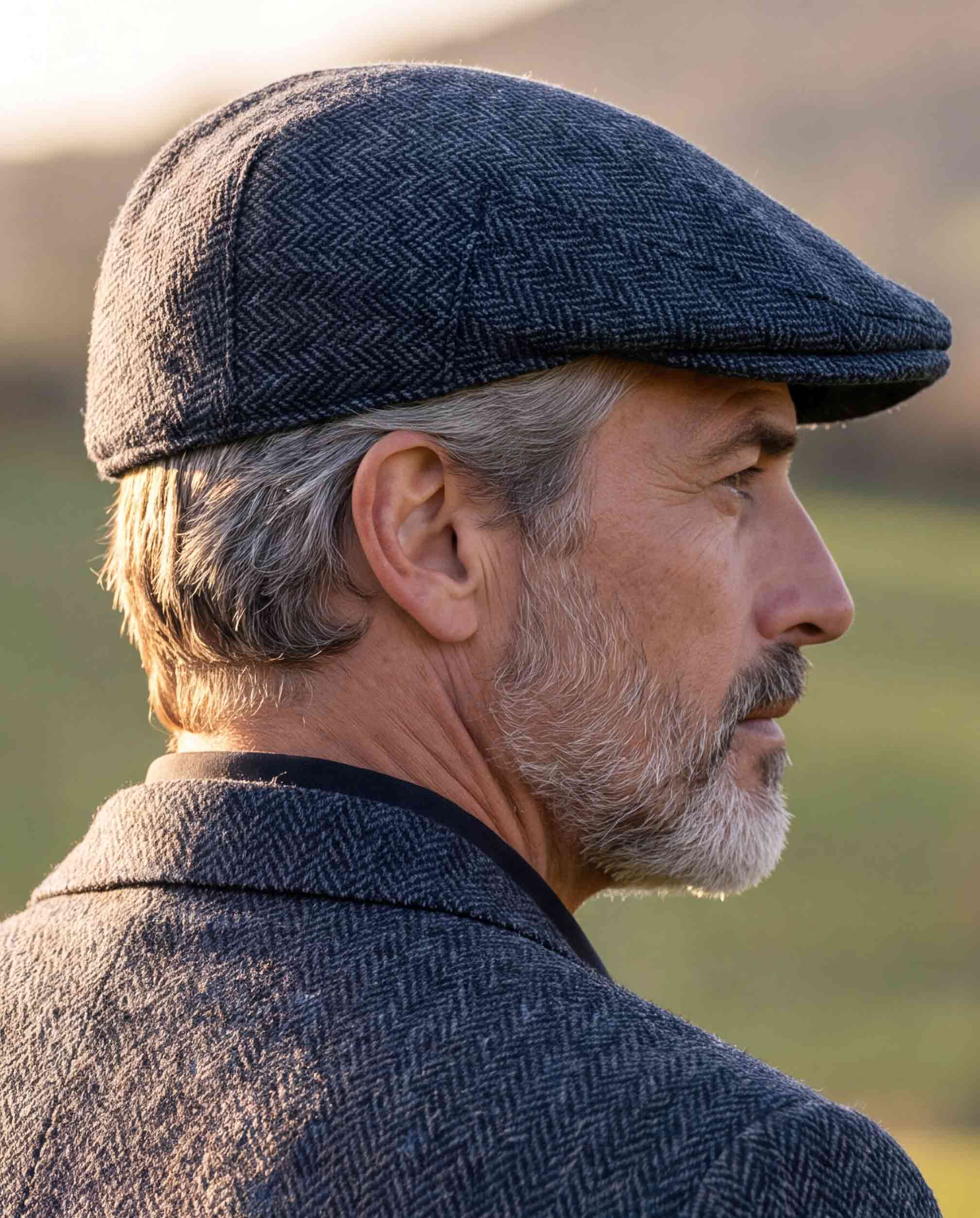Schiebermütze "Henry Cap" aus Original Harris Tweed – Seastone Navy Herringbone
