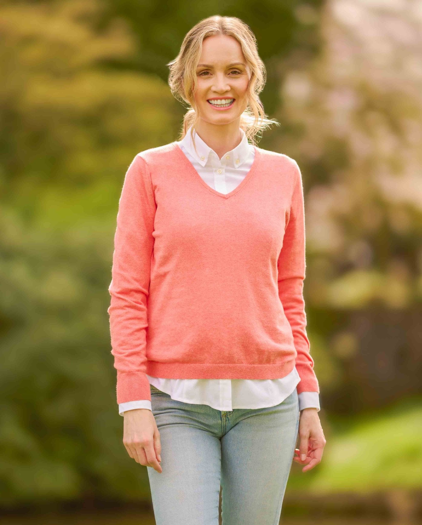 Damen Strickpullover ”Jane” mit V - Ausschnitt in koralle - Wellington of Bilmore