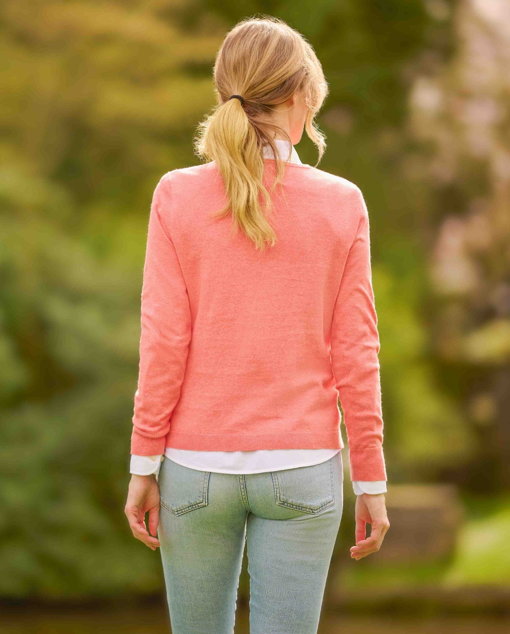 Damen Strickpullover ”Jane” mit V - Ausschnitt in koralle - Wellington of Bilmore