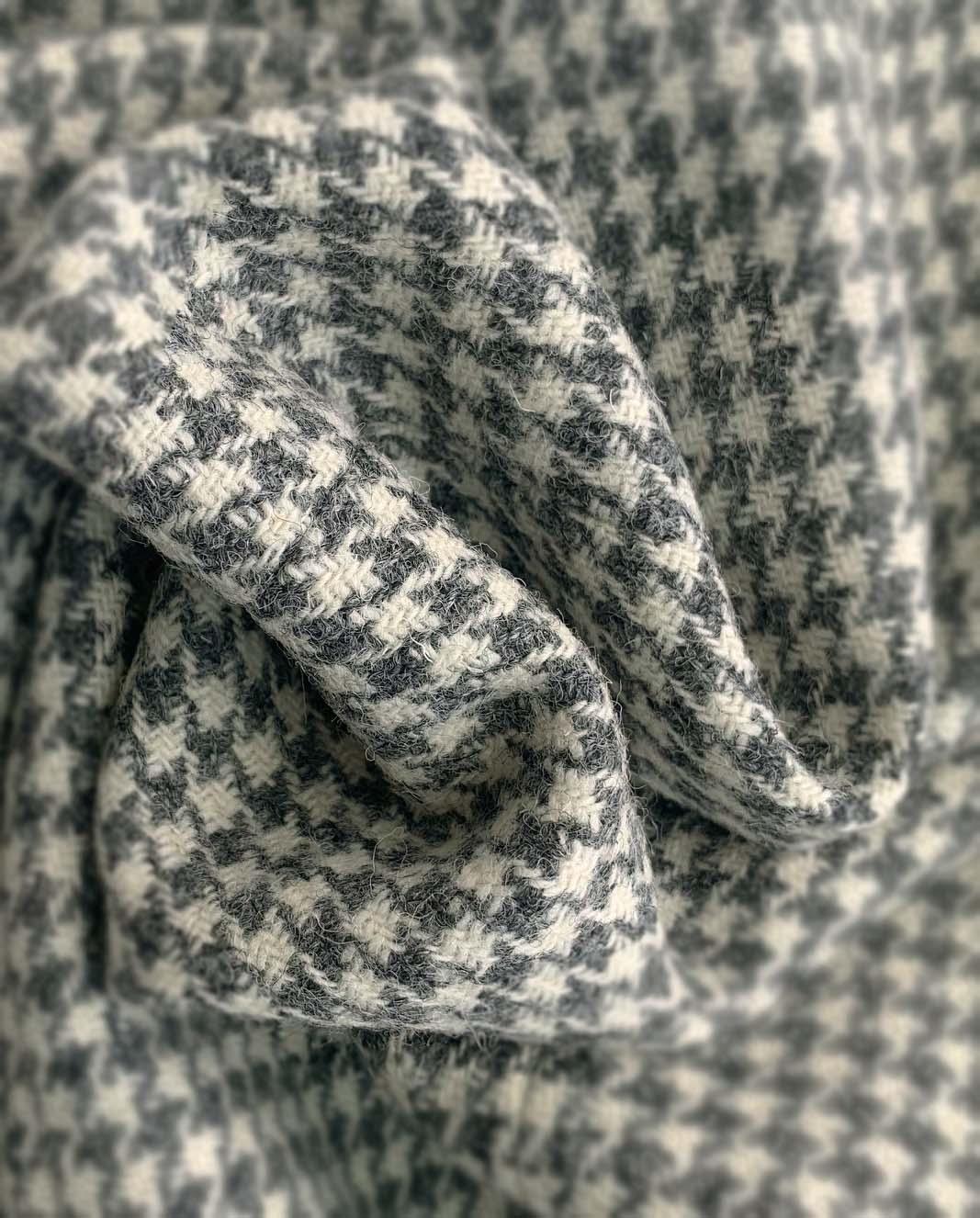 Harris Tweed Hose ''Mr. Miller " in grey - cream houndstooth - Wellington of Bilmore