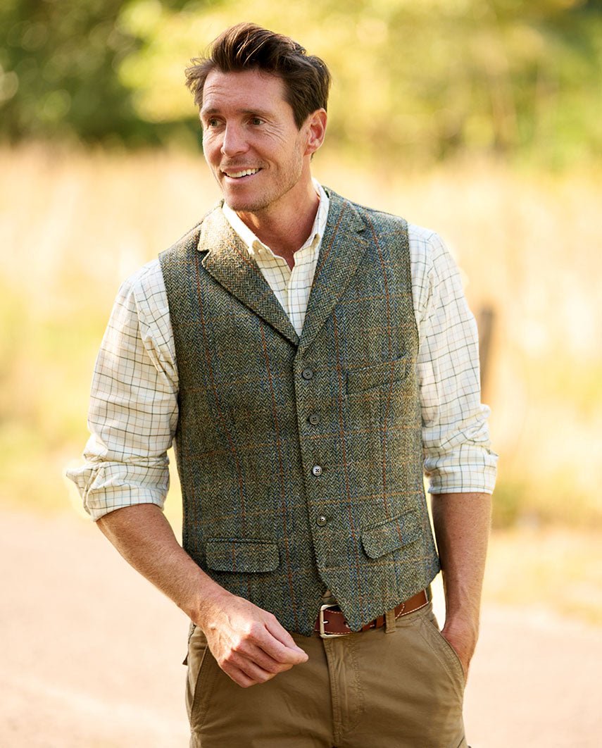 Harris Tweed Weste ''Wales'' in oliv - blue Overcheck - Wellington of Bilmore