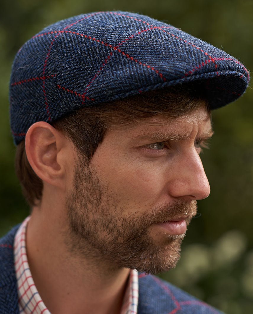 Henry Cap - blaue Harris Tweed Mütze mit rotem Karo - Wellington of Bilmore