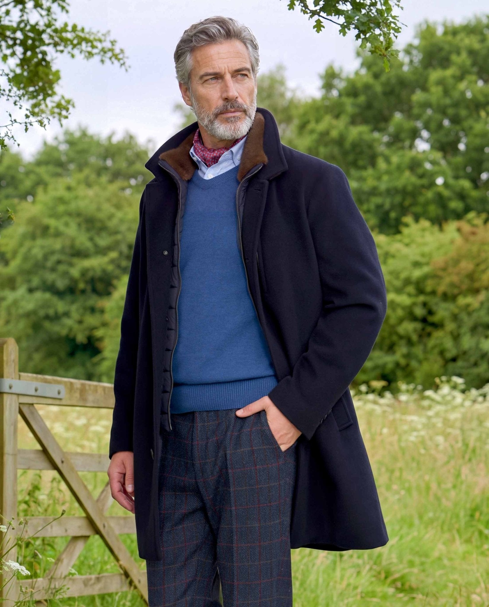 Herrenmantel ''Lucas'' mit Westeneinsatz in navy aus Woll-Kaschmirmix - Wellington of Bilmore