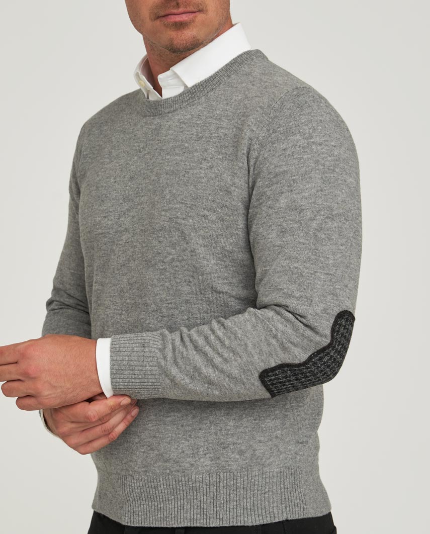 Merino-Lambswool Herrenpullover „Jordan“ in cloud grey – mit Harris-Tweed-Details - Wellington of Bilmore
