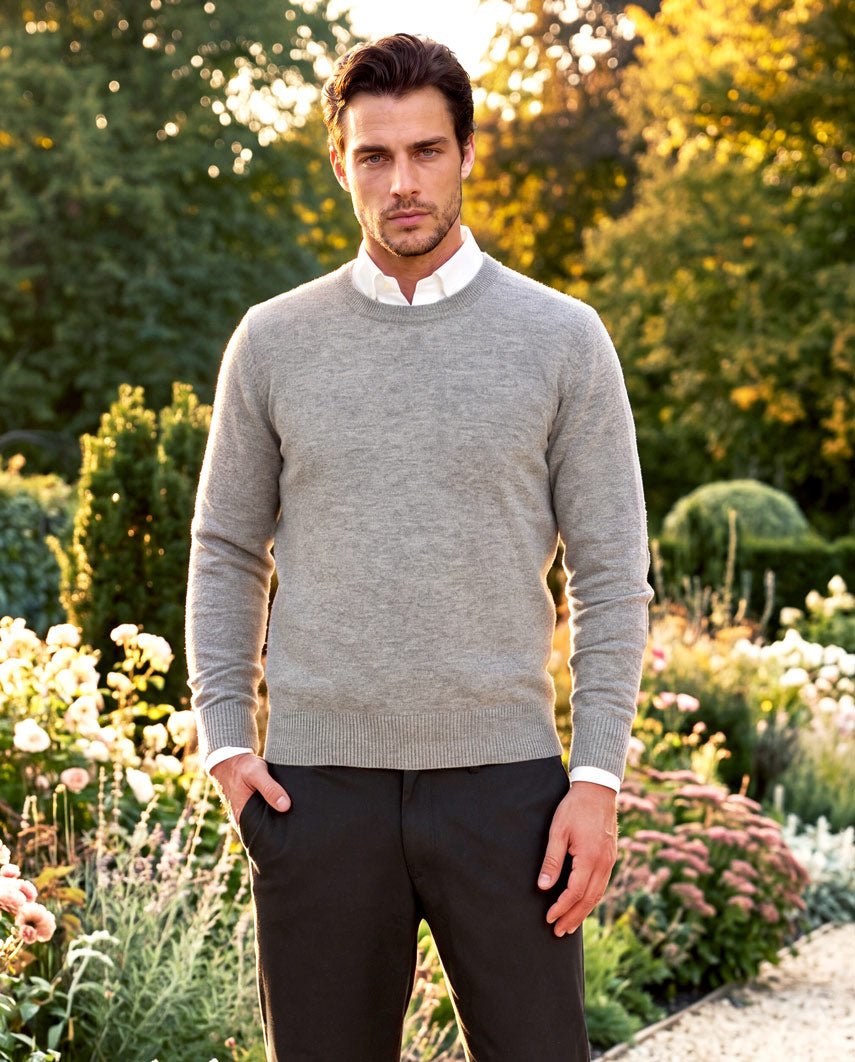 Merino-Lambswool Herrenpullover „Jordan“ in cloud grey – mit Harris-Tweed-Details - Wellington of Bilmore