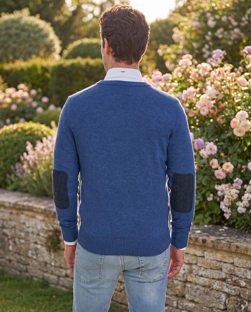 Merino-Lambswool Herrenpullover „Jordan“ in denim blue – mit Harris-Tweed-Details - Wellington of Bilmore