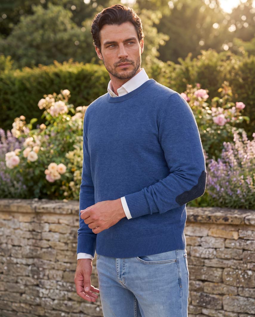 Merino-Lambswool Herrenpullover „Jordan“ in denim blue – mit Harris-Tweed-Details - Wellington of Bilmore