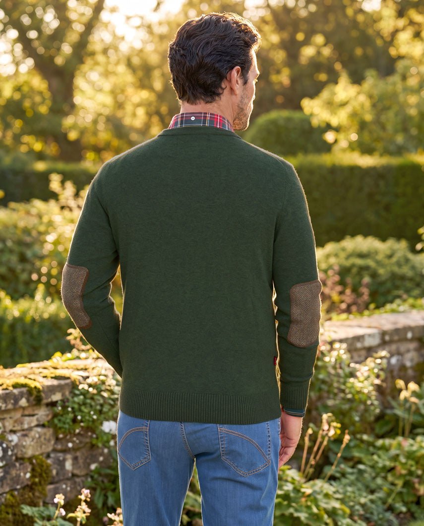 Merino-Lambswool Herrenpullover „Jordan“ in forrest green – mit Harris-Tweed-Details - Wellington of Bilmore