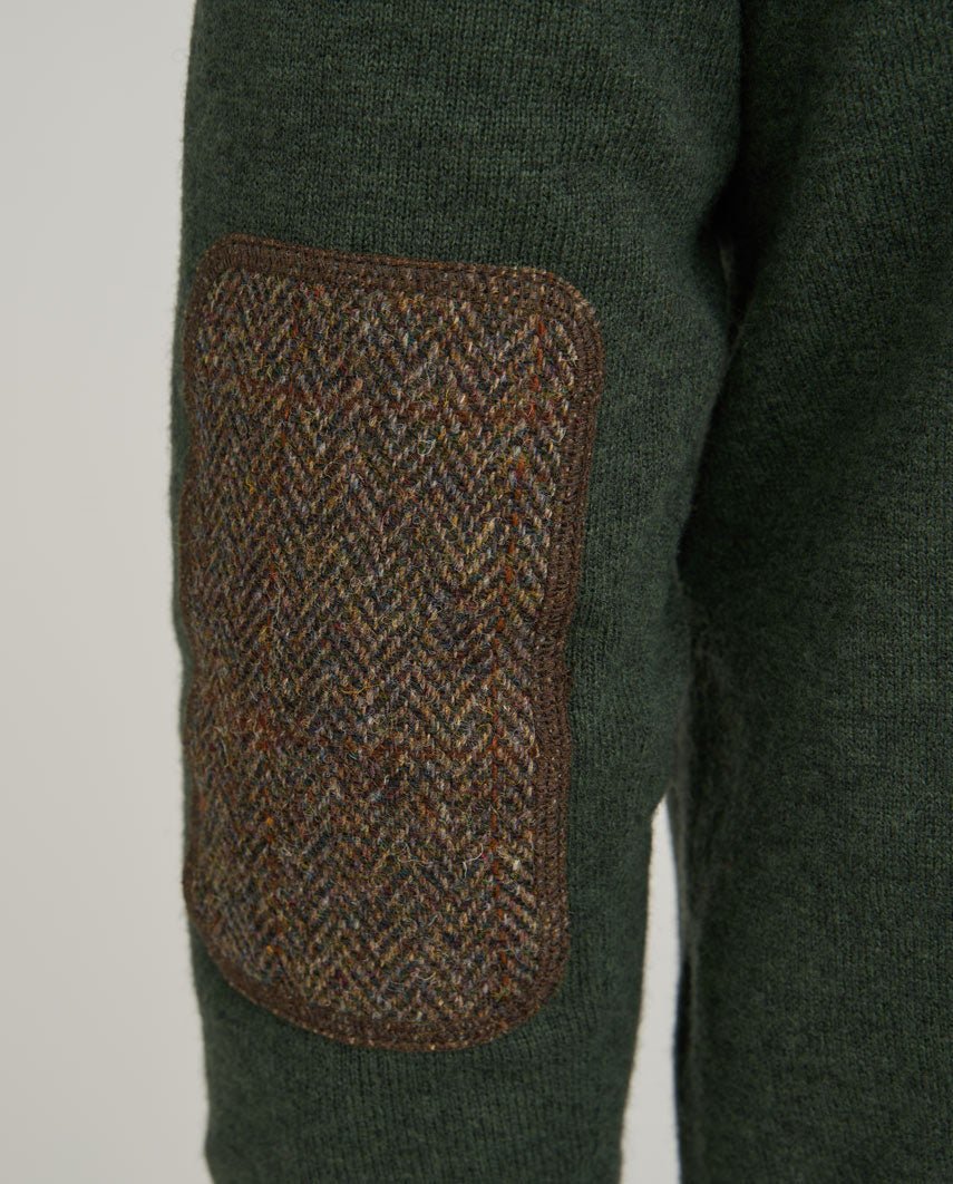 Merino-Lambswool Herrenpullover „Jordan“ in forrest green – mit Harris-Tweed-Details - Wellington of Bilmore