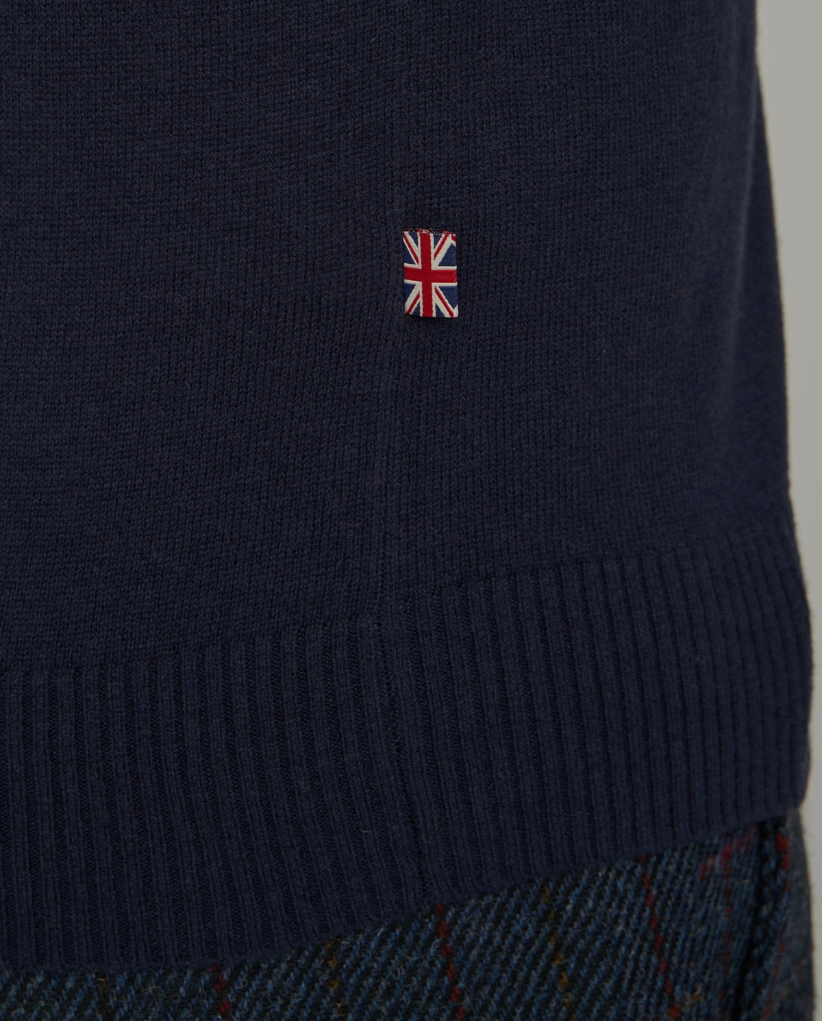 Merino-Lambswool Herrenpullover „Jordan“ in navy – mit Harris-Tweed-Details - Wellington of Bilmore
