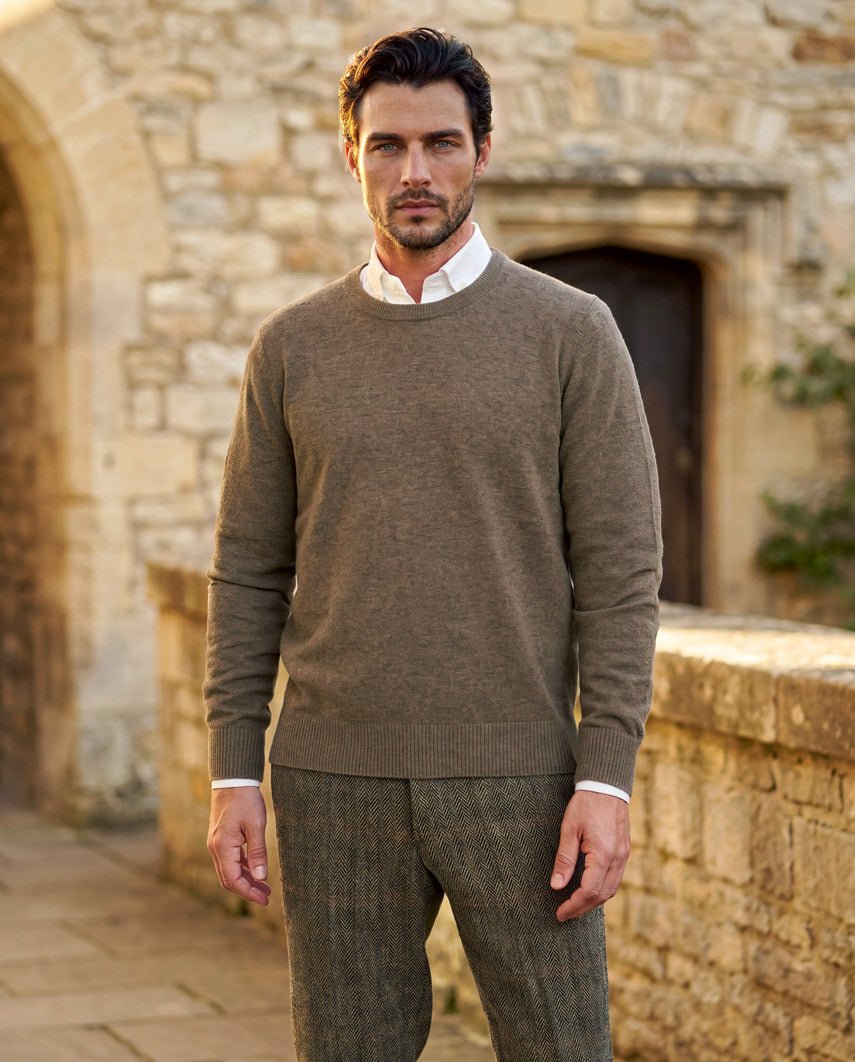 Merino-Lambswool Herrenpullover „Jordan“ in nutmeg – mit Harris-Tweed-Details - Wellington of Bilmore