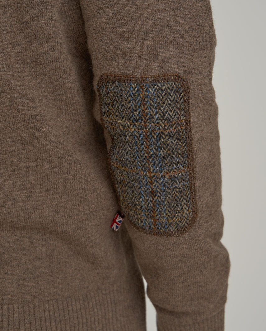 Merino-Lambswool Herrenpullover „Jordan“ in nutmeg – mit Harris-Tweed-Details - Wellington of Bilmore
