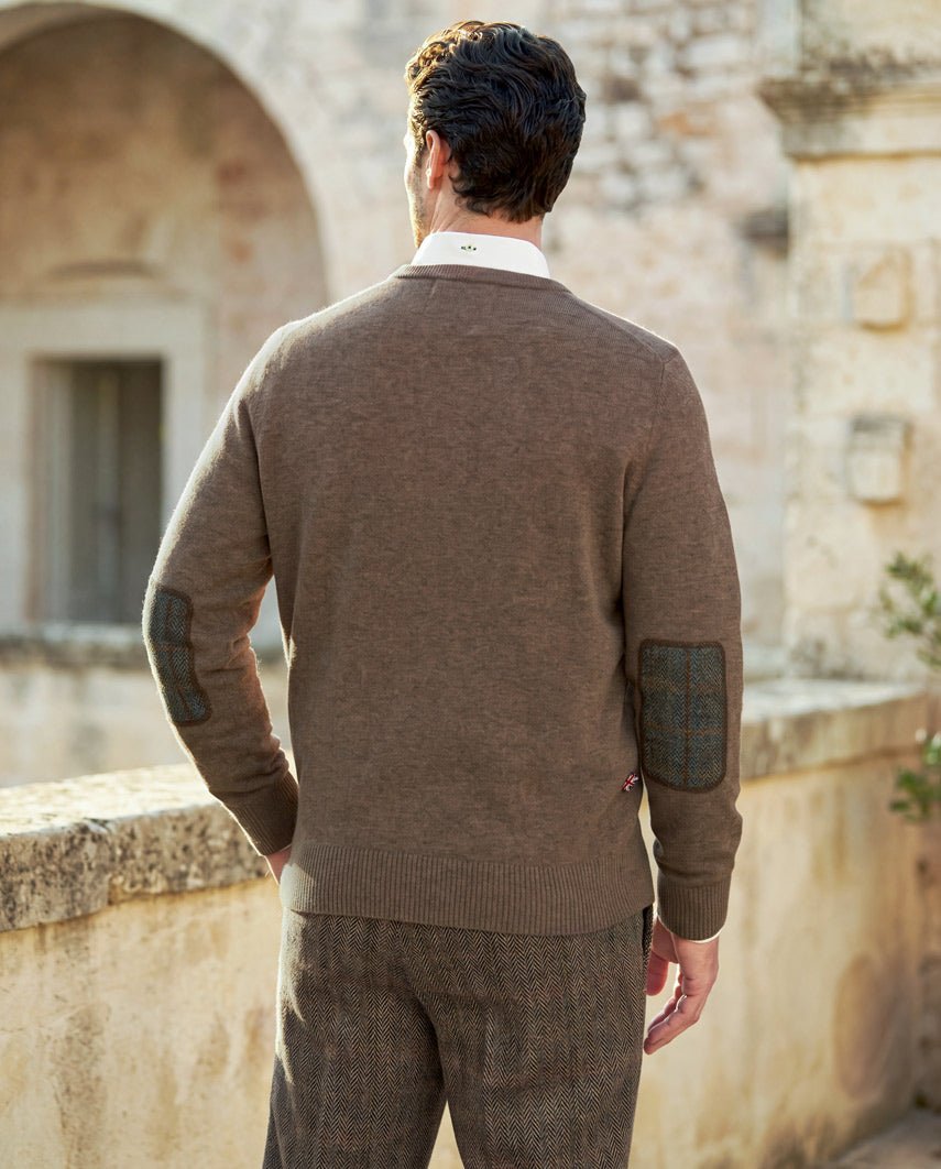 Merino-Lambswool Herrenpullover „Jordan“ in nutmeg – mit Harris-Tweed-Details - Wellington of Bilmore