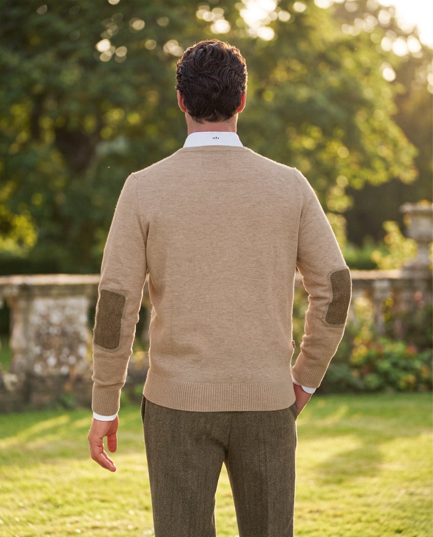 Merino-Lambswool Herrenpullover „Jordan“ in Taupe – mit Harris-Tweed-Details - Wellington of Bilmore