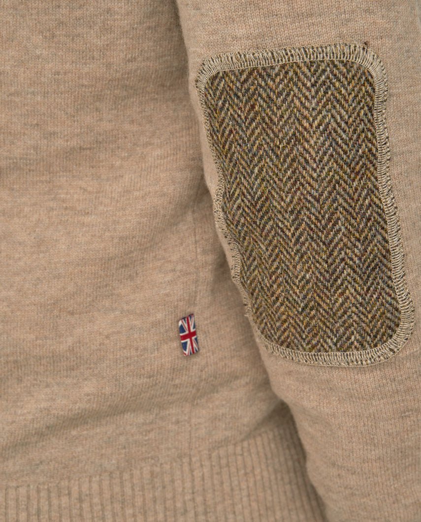 Merino-Lambswool Herrenpullover „Jordan“ in Taupe – mit Harris-Tweed-Details - Wellington of Bilmore