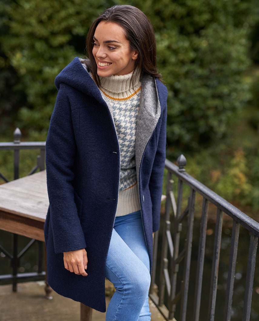 Walkmantel '' Sally'' mit Kapuze in navy - Wellington of Bilmore