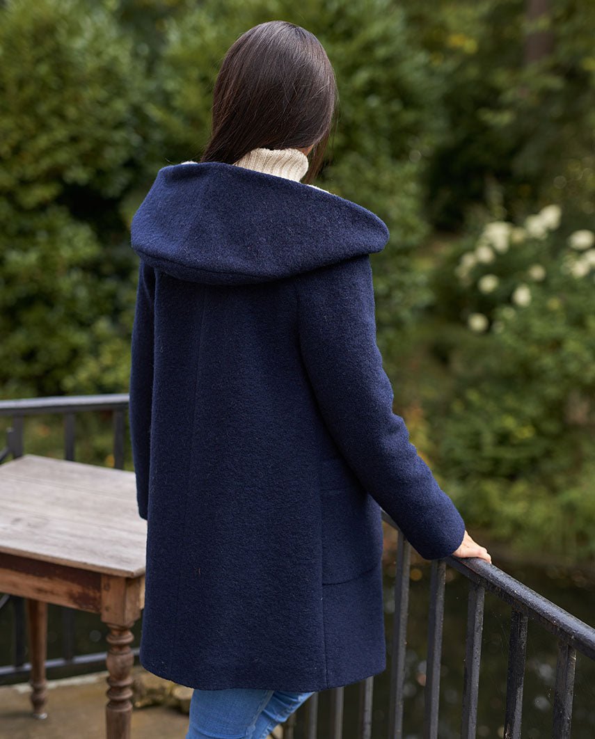 Walkmantel '' Sally'' mit Kapuze in navy - Wellington of Bilmore