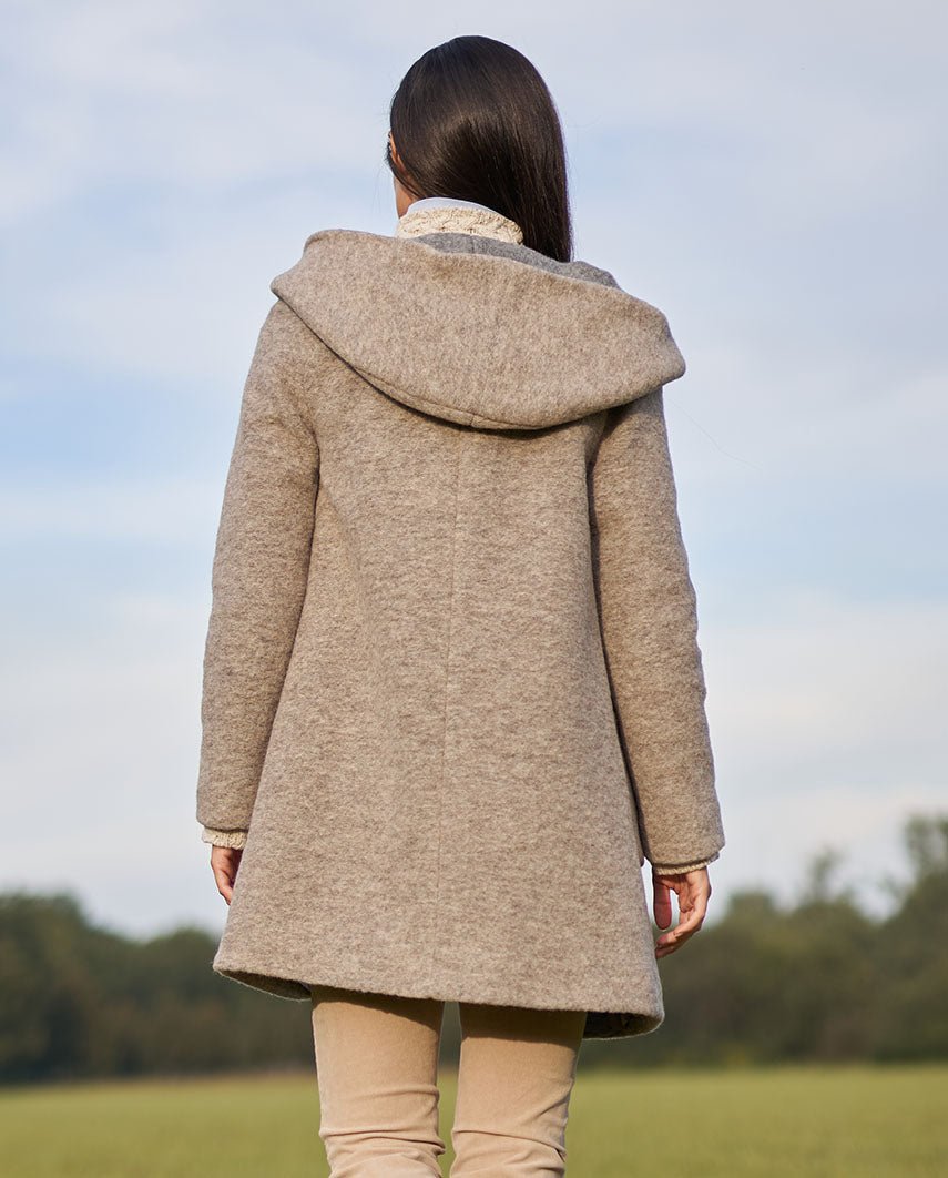 Walkmantel '' Sally'' mit Kapuze in taupe - Wellington of Bilmore
