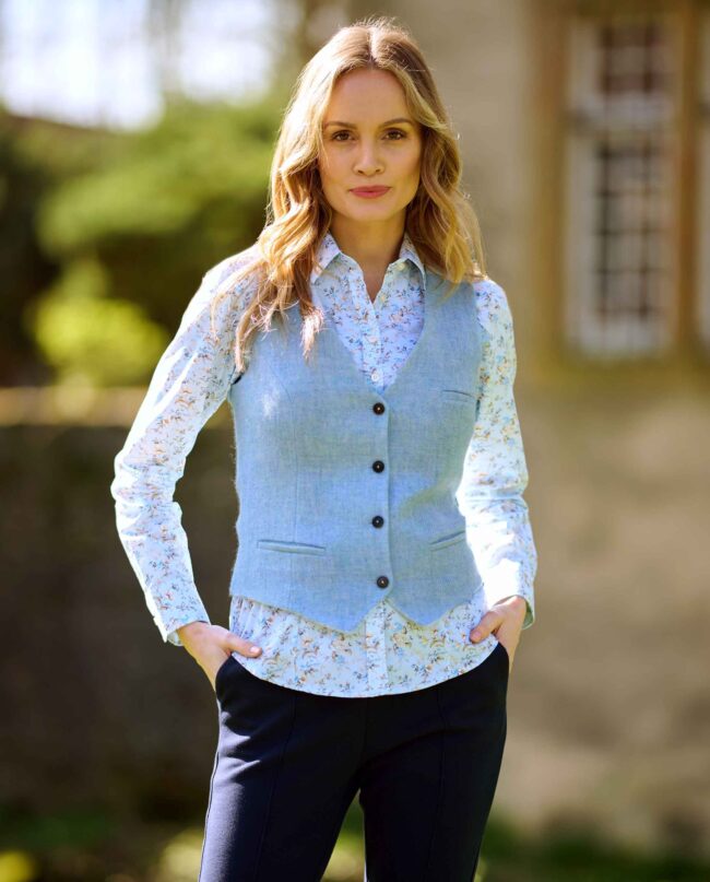 Lea – Damen Harris Tweed Weste in light blue I Wellington of Bilmore
